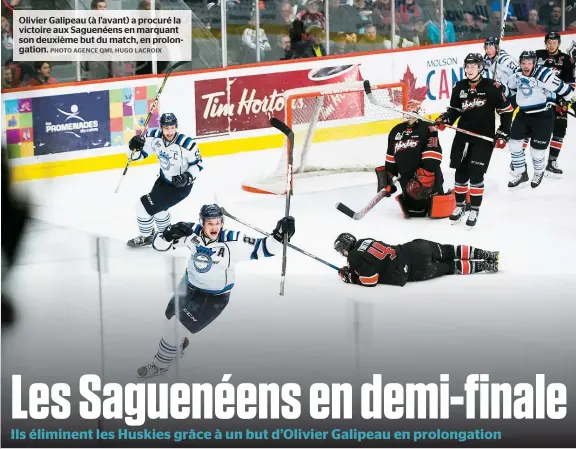  ??  ?? Olivier Galipeau (à l’avant) a procuré la victoire aux Saguenéens en marquant son deuxième but du match, en prolongati­on.