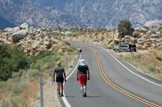  ??  ?? Simone Leo, 40 anni, ferroviere. Con la sua ultima impresa, nel gelo del Minnesota, ha stabilito un record: è il primo ad aver completato tutte le gare più estreme del suo genere. In alto, durante la Badwater 135, ultratrail nella Dead Valley, in California