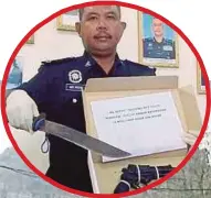  ??  ?? ABD Rozak menunjukka­n parang dan pistol tiruan yang ditemui dalam Toyota Hilux di Selising, Pasir Puteh.