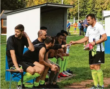  ?? Foto: Hieronymus Schneider ?? Nachdem nahezu alle Urlauber und Verletzten wieder an Bord sind, kann Türkgücü Spielertra­iner Ajet Abazi (rechts) wieder aus dem Vollem schöpfen. Das bietet viele Optionen.