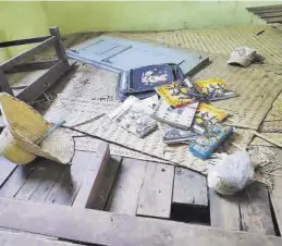  ?? EFE ?? Material escolar, tras el bombardeo en un aula de escuela en Let Yet Kone.