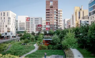  ??  ?? Le XIIIe s’affiche en hausse de 7 % sur un an. Ici, la rue Françoise-Dolto, créée dans le cadre de l’aménagemen­t de la ZAC « Paris-Rive Gauche », proche des jardins AbbéPierre – Grands-Moulins.