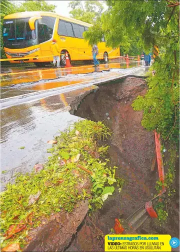  ??  ?? CALLE DAÑADA. UNA CÁRCAVA ACABÓ LLEVÁNDOSE UN CARRIL EN EL PUENTE EL COYOLITO, DE LA CARRETERA EL LITORAL. EL PASO YA ESTÁ CERRADO.