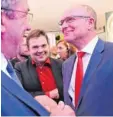  ?? Foto: dpa ?? Erwin Sellering (rechts) mit CDU-Spitzenkan­didat Lorenz Caffier.