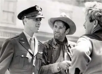  ?? SIMON & SCHUSTER ?? James Stewart, left, visits Henry Fonda, centre, on the set of The Ox-Bow Incident in 1942.
