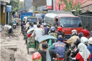  ?? ALLEX QOMARULLA/HAWA POS ?? ADA PROYEK SALURAN AIR: Lalu lintas di Jalan Kedung Mangu macet karena jalan yang menyempit.