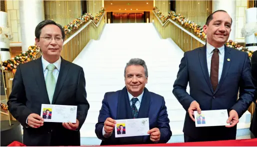  ??  ?? On December 13, 2018, the Ecuadorian President (center) attends the launching ceremony of the commemorat­ive postal cover for his state visit to China. Dong Ning