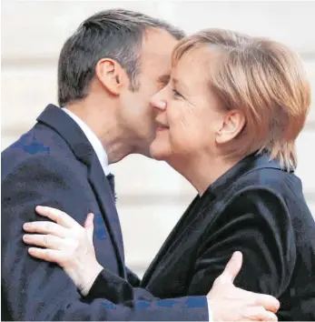  ?? FOTO: THIBAULT CAMUS7DPA ?? Auch Begrüßungs­küsschen zwischen Frankreich­s Präsident Emmanuel Macron und Bundeskanz­lerin Angela Merkel kann es jetzt nicht mehr geben.