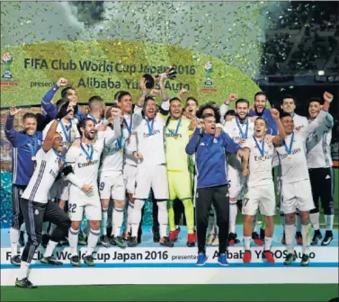  ??  ?? CAMPEONES. El Madrid celebra el último Mundial de Clubes, el pasado diciembre en Japón.