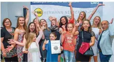  ?? FOTO: ROLF RUPPENTHAL ?? Die Turnerinne­n und Verantwort­lichen des TV Schaffhaus­en freuen sich über den Hermann-Neuberger-Preis 2018.