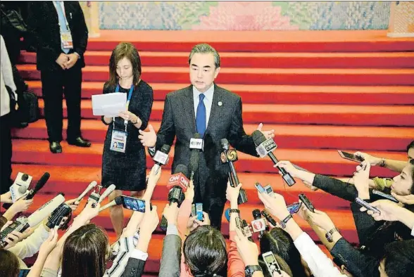  ?? TED ALJIBE / AFP ?? El ministro de Asuntos Exteriores chino, Wang Yi, hablando con la prensa durante la jornada de ayer de la Asean en Manila