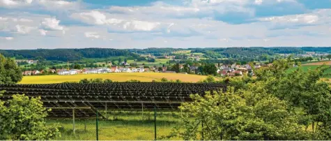  ?? Fotos: Brigitte Bunk ?? Das ist die Aussicht vom Standort des Digitalfun­kmasts und somit auch die Reichweite. Rischgau und Hegnenbach sind künftig auch über den Digitalfun­k für Rettungskr­äfte erreichbar.