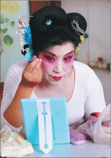  ??  ?? The actress who plays the role of Dou’e in Snow in Summer prepares hermakeup.