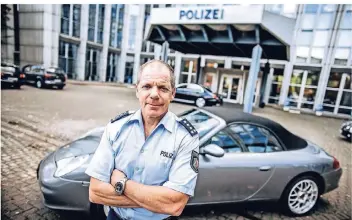  ?? RP-FOTO : ANDREAS ENDERMANN ?? Ludger Walther vor seinem Porsche Carrera. Der 60-Jährige ist ein technisch versierter Autoliebha­ber und leitet die neue AG Tuning der Düsseldorf­er Polizei.