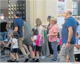  ?? JUAN AYALA ?? Un grupo de escolares acceden a un colegio de la capital.