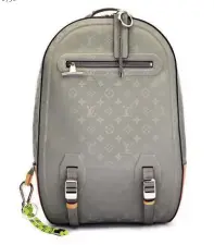  ?? LOUIS VUITTON ?? “Monogram Titanium” backpack and keychain; fluo keychain €2.460; €225; €275