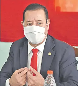  ??  ?? Miguel Cuevas, diputado colorado. Para justificar el origen de sus bienes habría inventado pagarés y créditos, según el Ministerio Público.