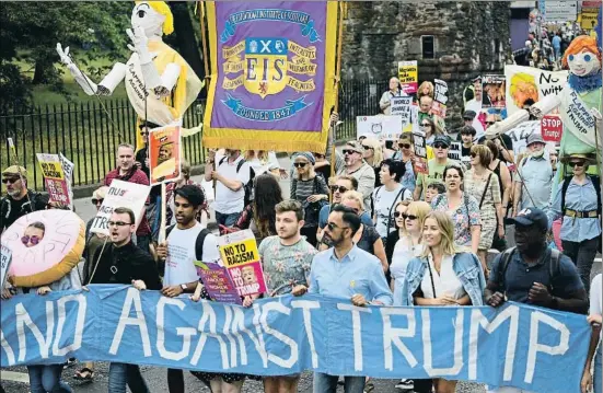  ?? JEFF J MITCHELL / GETTY ?? Protesta, ayer en Edimburgo, contra el presidente de EE.UU., que pasa el fin de semana en el Trump Turnberry Luxury Collection Resort