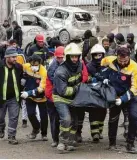  ?? Foto: Mahmut Bozarslan, dpa ?? Feuerwehrl­eute bergen immer wieder Leichen.
