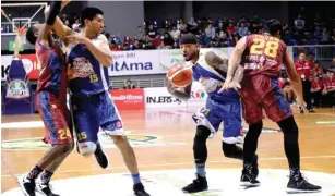  ?? IMAM HUSEIN/JAWA POS ?? LOLOS: Pebasket Satria Muda Pertamina Jamarr Johnson (dua dari kanan) berusaha melewati hadangan pemain BSB Hangtuah Fidyan Dini (kanan) pada game ketiga semifinal IBL divisi merah di Britama Arena, Jakarta, kemarin (25/3).