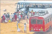  ?? PRATIK CHORGE/ HT PHOTO ?? People stand in queue at Wadala to take the ST bus to CSMT, on Sunday.