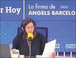  ??  ?? Àngels Barceló emitiendo ‘Hoy por Hoy’ en un estudio de la SER.