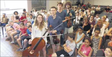  ?? (Photos M. Sk.) ?? Hier, à la salle Méditerran­ée, sept classes ont été réunies pour conclure le travail et parcours musical de ces jeunes toulonnais. Au nom de l’associatio­n Fractales, Manon (violoncell­e), Louis et Quentin (violon), et Ulysse (alto) ont donné un concert...