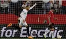  ?? ?? Sevilla’s Youssef En-Nesyri capitalise­s on more poor Manchester United defending to score his second goal. Photograph: Marcelo del Pozo/Reuters