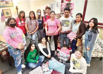  ?? Submitted photo ?? ■ Members of the Lake Hamilton Junior High Spanish Club are shown with the family they adopted and their gifts.