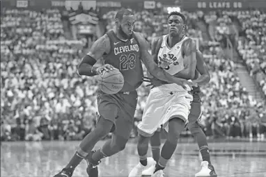 ??  ?? Sterspeler LeBron James van Cleveland Cavaliers probeert langs een speler te gaan. (Foto:AD)
