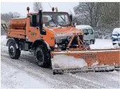  ?? FOTO: DBX ?? Dbx-mitarbeite­r Sven Müller fuhr am Montag mit dem Unimog durch Xanten, um die Straßen vom Schnee zu befreien.