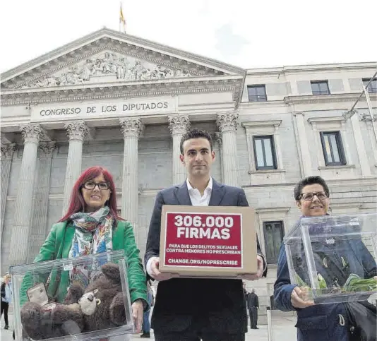  ?? Change.org / Arxiu ?? Entrega de firmes al Congrés dels Diputats per acabar amb la prescripci­ó dels delictes contra els menors, el maig del 2015.