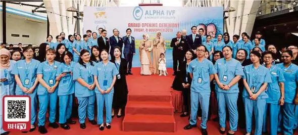  ?? (Foto BERNAMA) ?? Tunku Azizah pada Majlis Pelancaran Alpha IVF & Women’s Specialist di Kota Damansara, semalam. Yang turut hadir, Dr Lee dan Siti Nurhaliza.