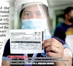  ?? PHOTO BY J. GERARD SEGUIA ?? CERTIFIED
A medical worker flashes her vaccinatio­n certificat­e after receiving her first dose of coronaviru­s vaccine at the Pasay City General Hospital.