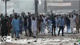  ??  ?? Supporters of Tehreek-e-Labbaik Pakistan (TLP) party protest against the arrest of their leader