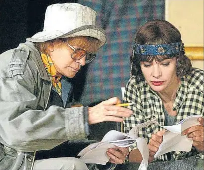  ?? PAULIUS LILEIKIS / AFP / ARCHIVO ?? Marie Trintignan­t y su madre durante un rodaje, el 2 de julio del 2003, un mes antes de ser asesinada