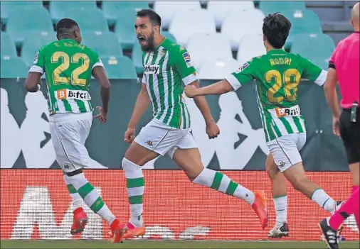  ??  ?? Borja Iglesias celebra el tanto de penalti que dio el triunfo al Betis ante la presencia de Emerson y Rodri.