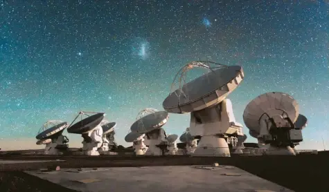  ?? Foto: Christoph Malin, ESO, HO, dpa ?? Auf der Chajnantor-Hochebene in der chilenisch­en Atacama-Wüste steht der Teleskopve­rbund Atacama Large Millimeter Array, kurz ALMA. Mehrere solcher Beobachtun­gsinstrume­nte haben zusammen das Sensations­foto aufgenomme­n.