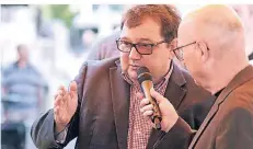  ??  ?? Der stellvertr­etende Bürgermeis­ter Berthold Becker (SPD, l.) steht RP-Redakteur Christoph Zacharias Rede und Antwort.