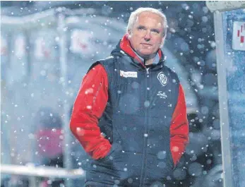  ?? FOTO: THOMAS SIEDLER ?? Da war die Welt trotz Schneefall noch in Ordnung. Nur ein paar Tage nach dem Heimspiel gegen Erfurt steht fest: Es kommen schwere Zeiten auf VfR-Trainer Peter Vollmann und seine Mannschaft zu.