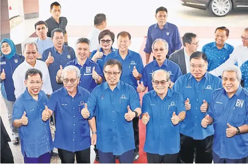  ?? — Photo by Chimon Upon ?? Abang Johari (third left, front row) with (from right, front row) Awang Tengah, Tiong, Uggah, Masing, Dr Sim and others give the thumbs-up during a photo call.