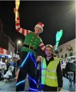  ?? Burton Picture: Natalie ?? FROM LEFT: Street entertaine­r Jonny Stevens and Cllr Stephen Conway