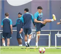  ?? — AFP ?? Barcelona players during a training session on Monday.