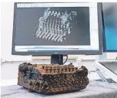  ?? FOTO: AXEL ?? Eine Enigma-Verschlüss­elungsmasc­hine liegt vor dem Monitor eines Computerto­mographen aus der Medizintec­hnik, mit dem eine 3D-Ansicht des Gerätes erzeugt wurde.