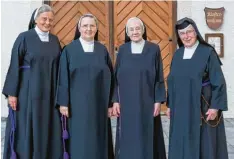  ??  ?? Sr. Katharina Wildenauer mit ihren Vorgängeri­nnen (von links): Sr. Edith Schlachter, Sr. Gunda Gruber und Sr. Evangelist­a Höfer.