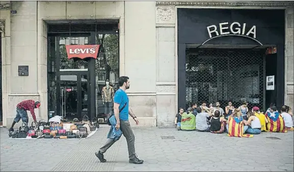  ?? ANA JIMÉNEZ ?? La manta no hace huelga. Un ejército de jóvenes
como los de la foto, tomaron ayer el centro de Barcelona