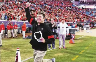  ?? BOB ANDRES / ROBERT.ANDRES@AJC.COM ?? UGA coach Kirby Smart acknowledg­es the fans after Georgia’s 24-17 win Saturday over Florida to move into first place in the SEC East.