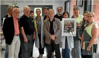  ??  ?? Le Rotary Club était reçu à l’hôpital de Revel dans le cadre de ses actions en faveur de l’unité Alzheimer.