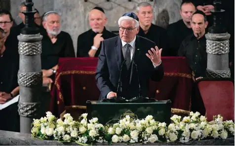  ?? Fotos: Bernhard Weizenegge­r, Annette Zoepf ?? Bundespräs­ident Frank Walter Steinmeier sprach gestern Abend beim offizielle­n Jubiläums Festakt zum 100 jährigen Bestehen der Augsburger Synagoge, begleitet von sei ner Frau Elke Büdenbende­r. Unter den Ehrengäste­n und Rednern war auch Bayerns...