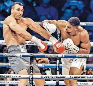  ?? BILD: SN/APA/AFP ?? Der Moment, in dem Wladimir Klitschko im WM-Kampf gegen Anthony Joshua fiel. Jetzt hoffen viele Boxfans auf eine Wiederholu­ng.